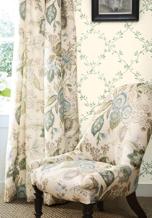 Colefax and Fowler 07706/02 Leaf Trellis Wallpaper L10m x W52cm - Pale Green