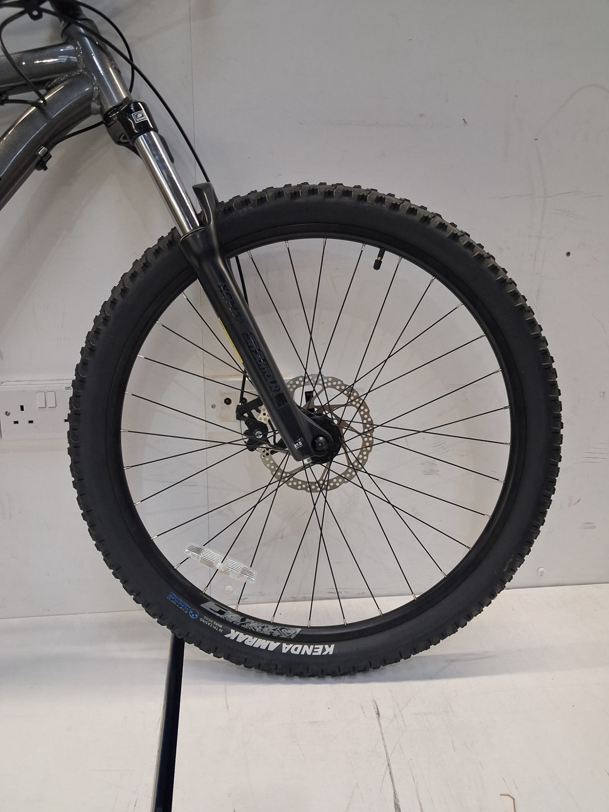 Carrera Vengeance Trail 8-Speed MTB 27.5in Mountain Bike - 20in Large - Grey