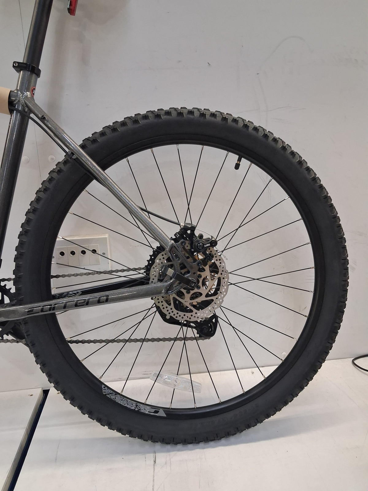 Carrera Vengeance Trail 8-Speed MTB 27.5in Mountain Bike - 20in Large - Grey