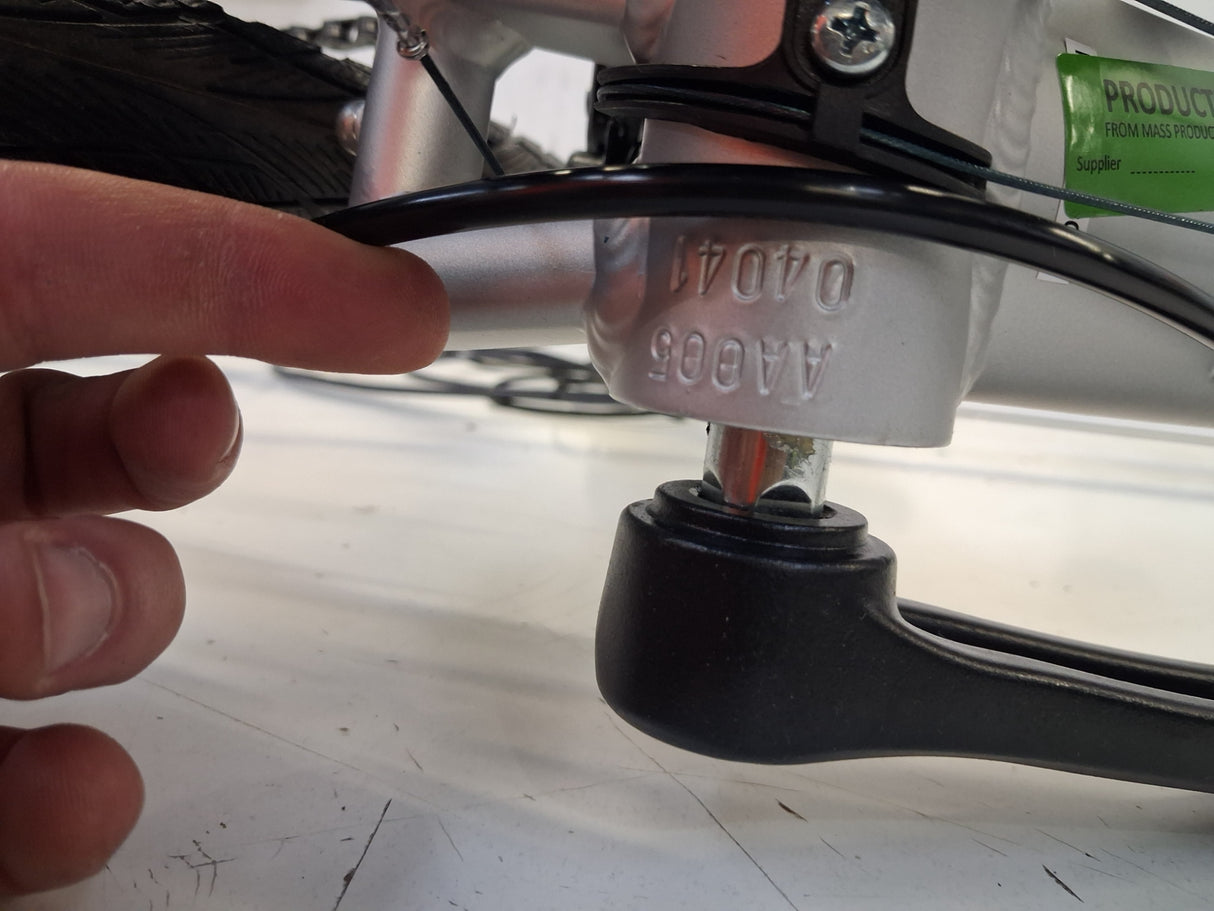 Boardman HYB 8.6 Mens 18-Speed Hydraulic Brakes Hybrid Bike - Silver - Small