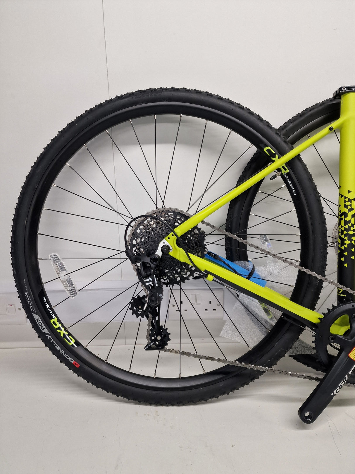 Boardman CXR 8.9 Disc Brakes 11-Speed Mens Road Bike - Medium - Lime Green