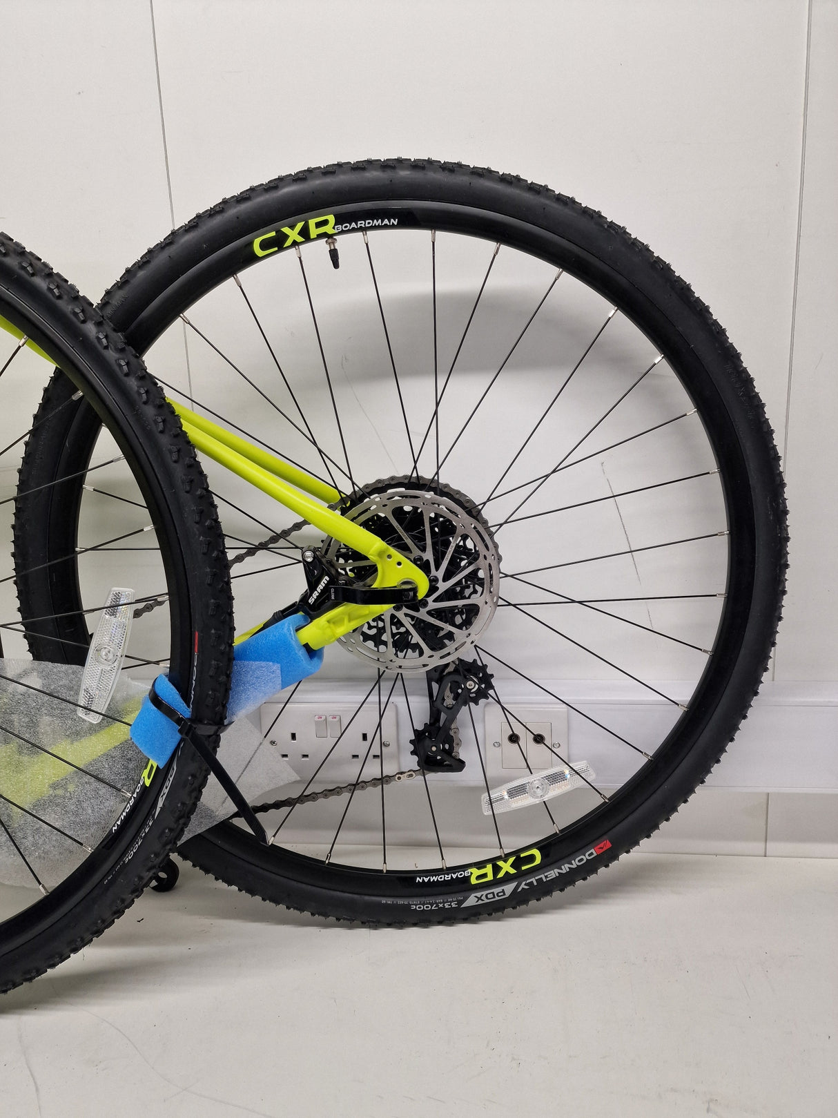 Boardman CXR 8.9 Disc Brakes 11-Speed Mens Road Bike - Medium - Lime Green