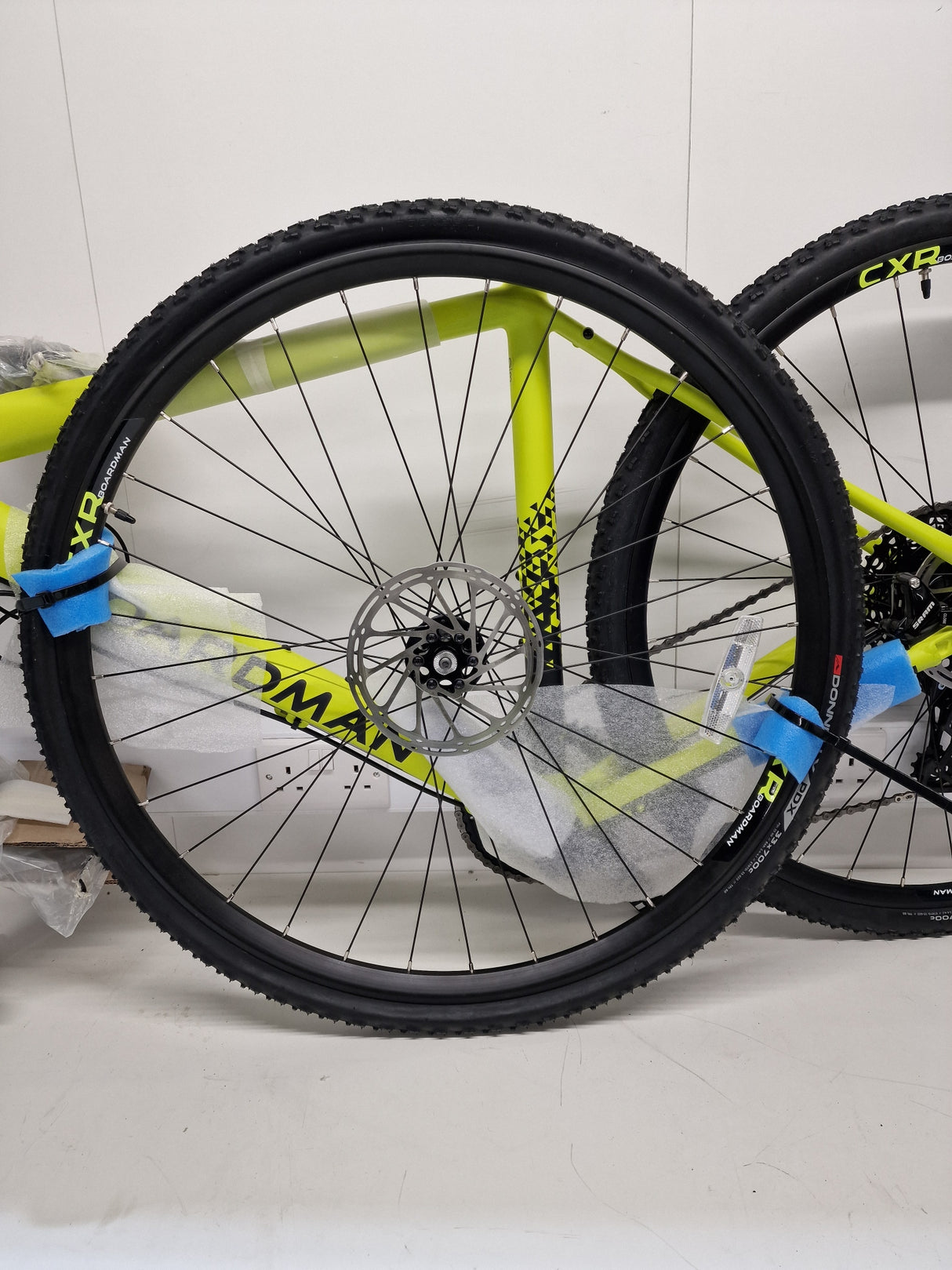 Boardman CXR 8.9 Disc Brakes 11-Speed Mens Road Bike - Medium - Lime Green