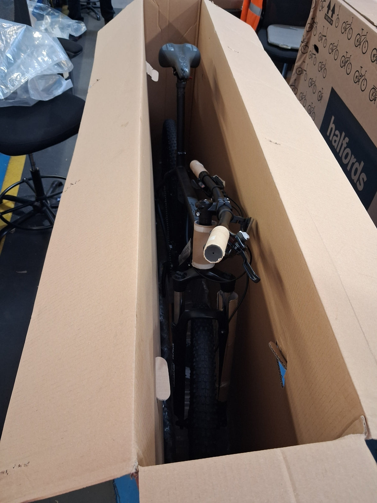 Carrera Hellcat Mens 16 Speed Hydraulic Disc Mountain Bike - Black - 20'' L