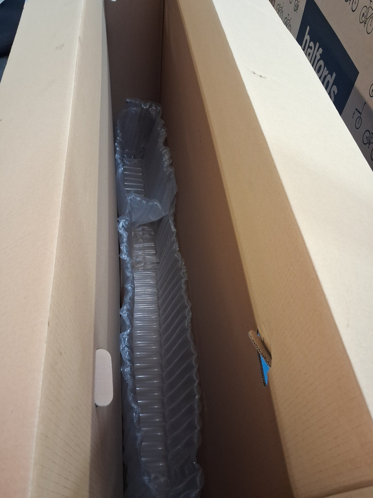 Carrera Hellcat Mens 16 Speed Hydraulic Disc Mountain Bike - Black - 20'' L