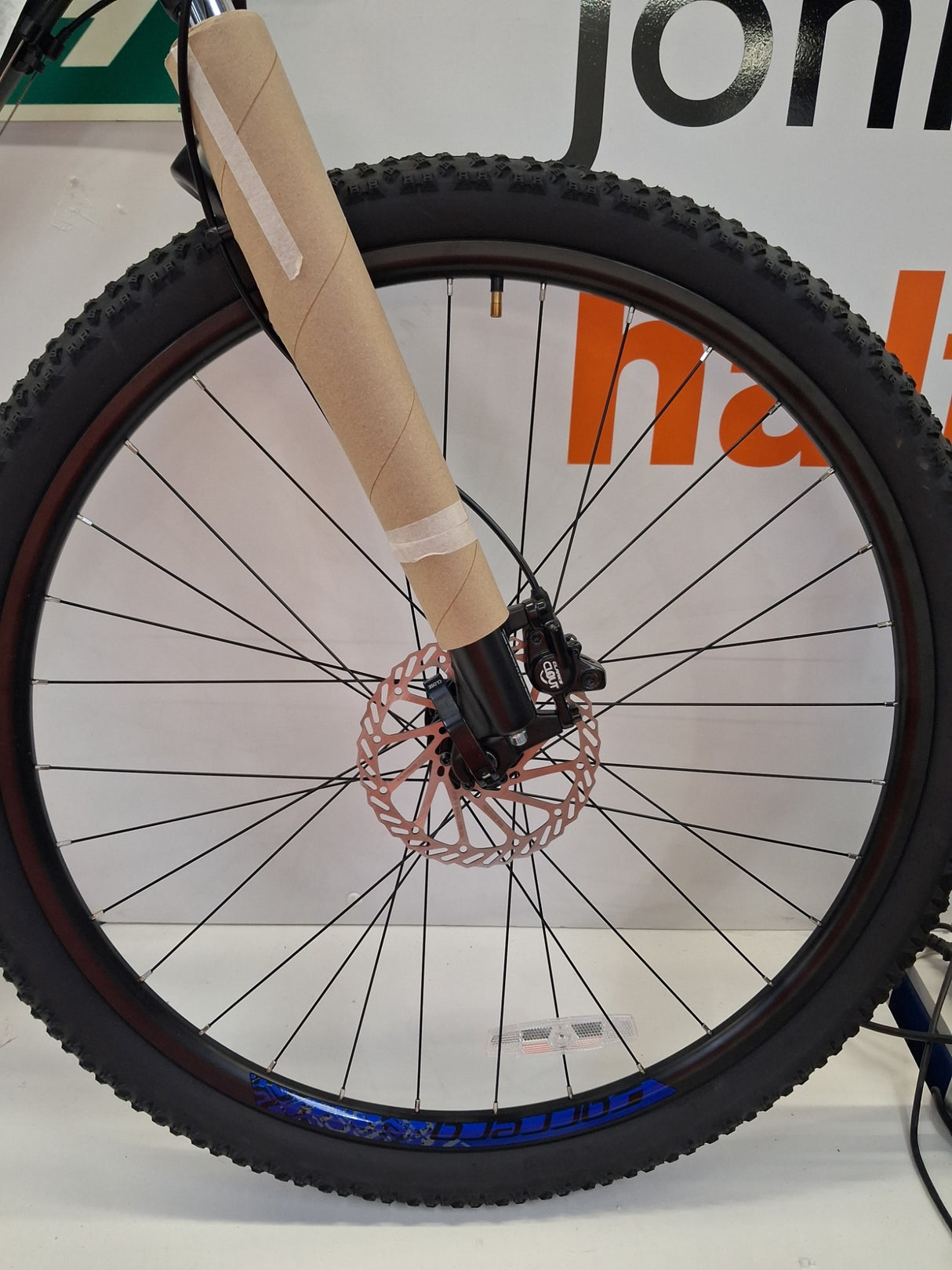 Carrera Hellcat Mens 16 Speed Hydraulic Disc Mountain Bike - Black - 20'' L