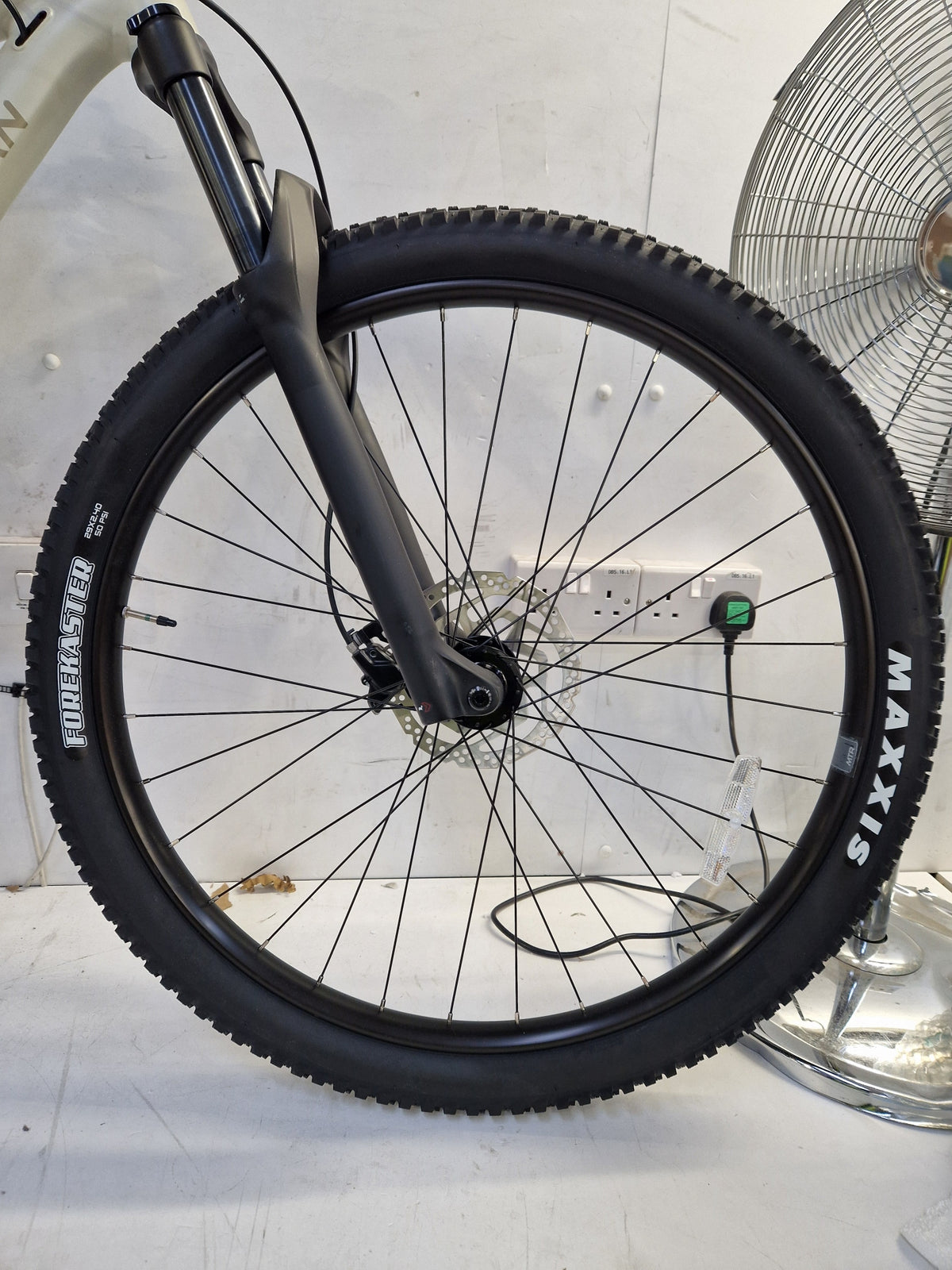 Boardman MTR 8.8 Unisex Full Suspension 29in Mountain Bike Small Cream/Black