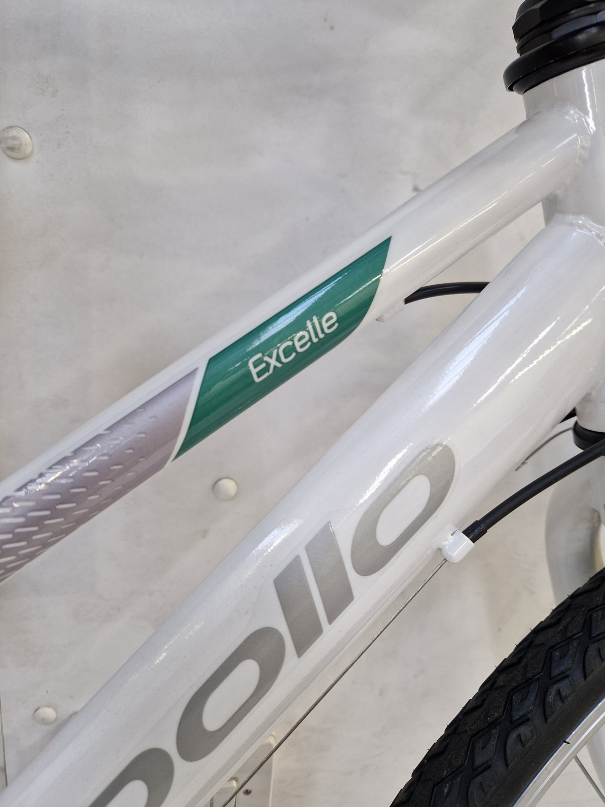 Apollo Excelle 18-Speed V-Brake Womens Hybrid Bike - Small - White/Green