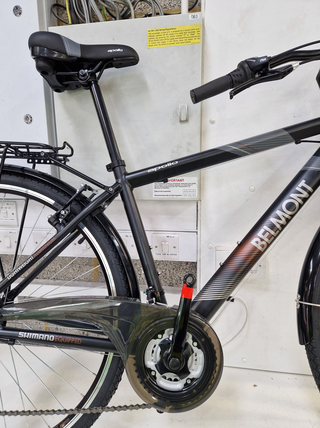 Apollo Belmont 7-Speed Men's Hybrid Bike 700c Wheels - Medium 18" Black