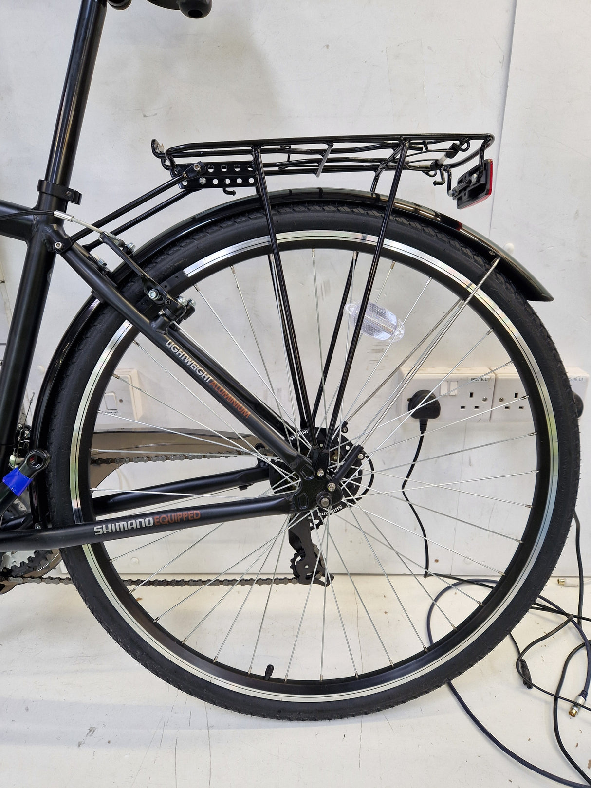Apollo Belmont 7-Speed Men's Hybrid Bike 700c Wheels - Medium 18" Black
