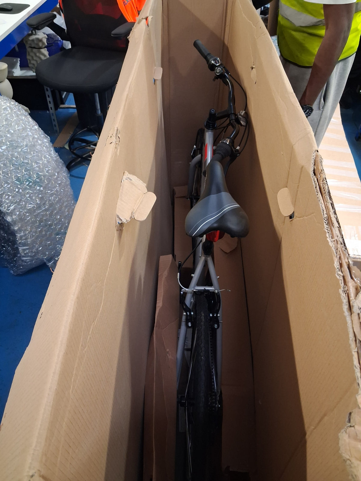 Apollo Transfer Men's 18-Speed V-Brakes Alloy Hybrid Bike - Large 21" - Grey