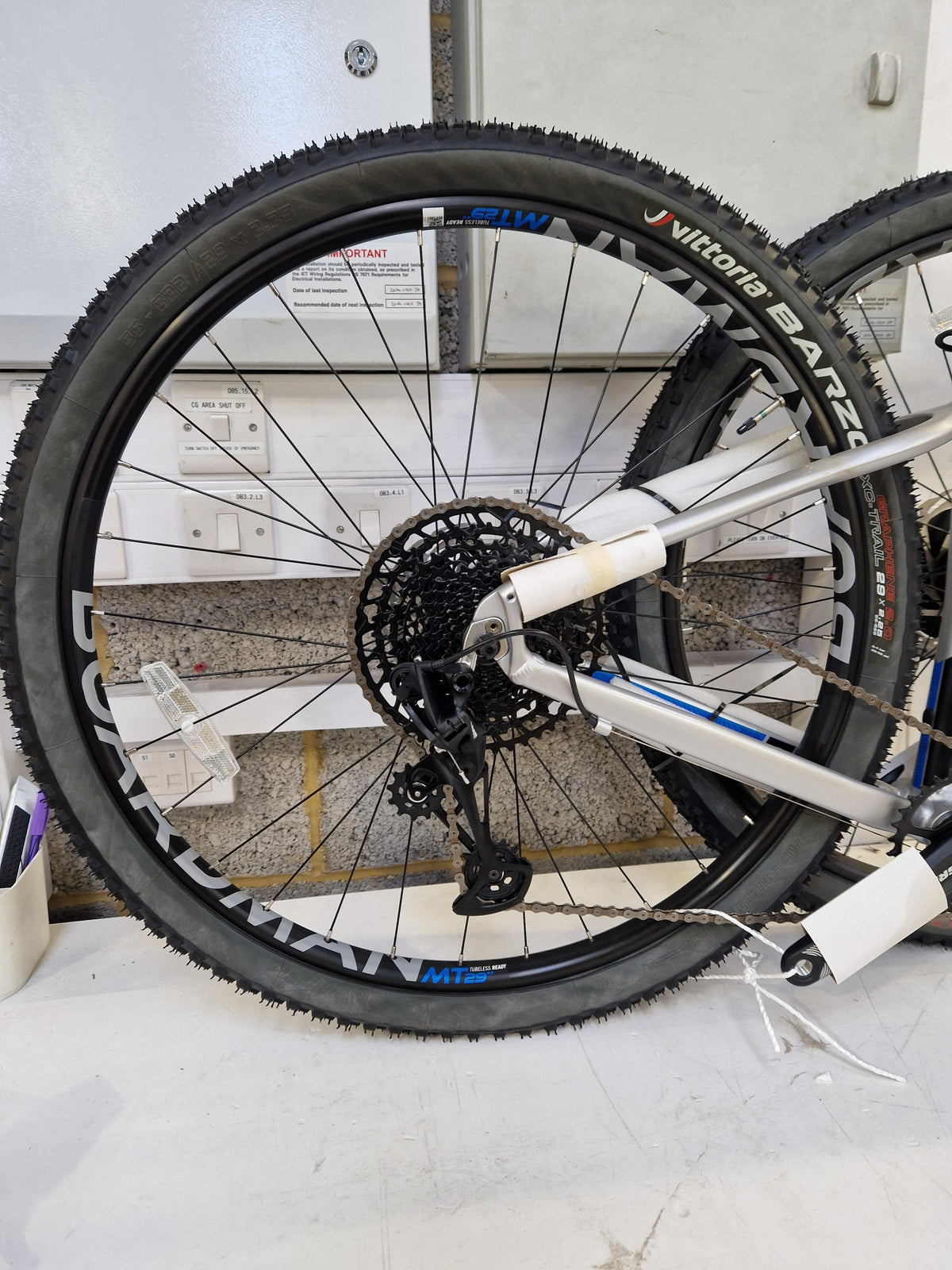 Boardman MHT 8.8 Hardtail 11-Gears Dic Brake Mountain Bike - Small - Silver 