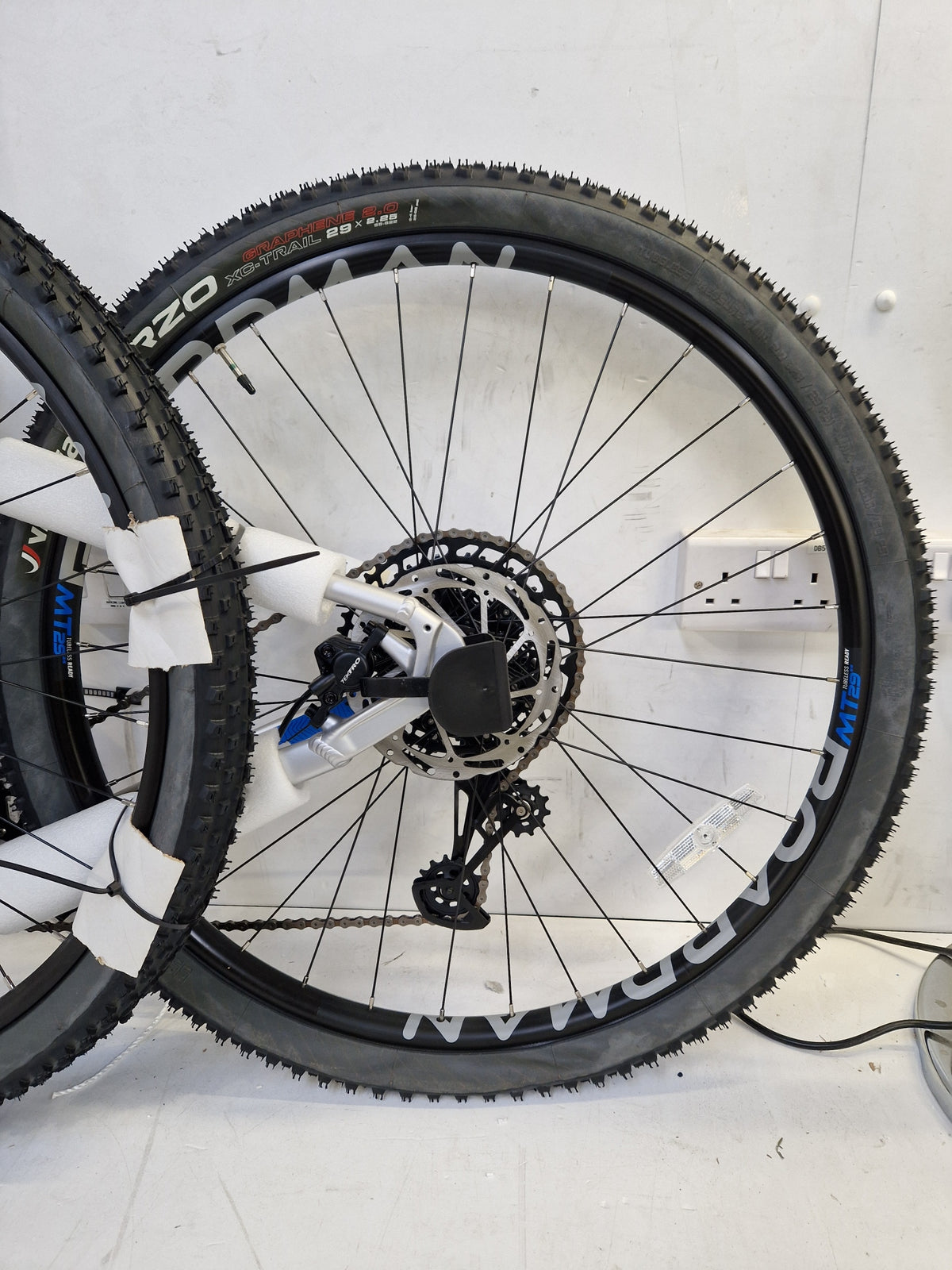 Boardman MHT 8.8 Hardtail 11-Gears Dic Brake Mountain Bike - Small - Silver 
