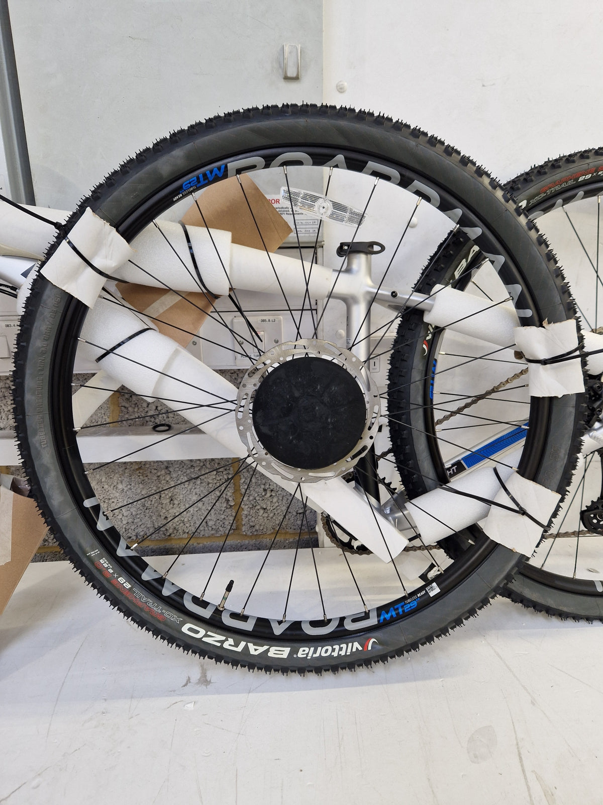 Boardman MHT 8.8 Hardtail 11-Gears Dic Brake Mountain Bike - Small - Silver 