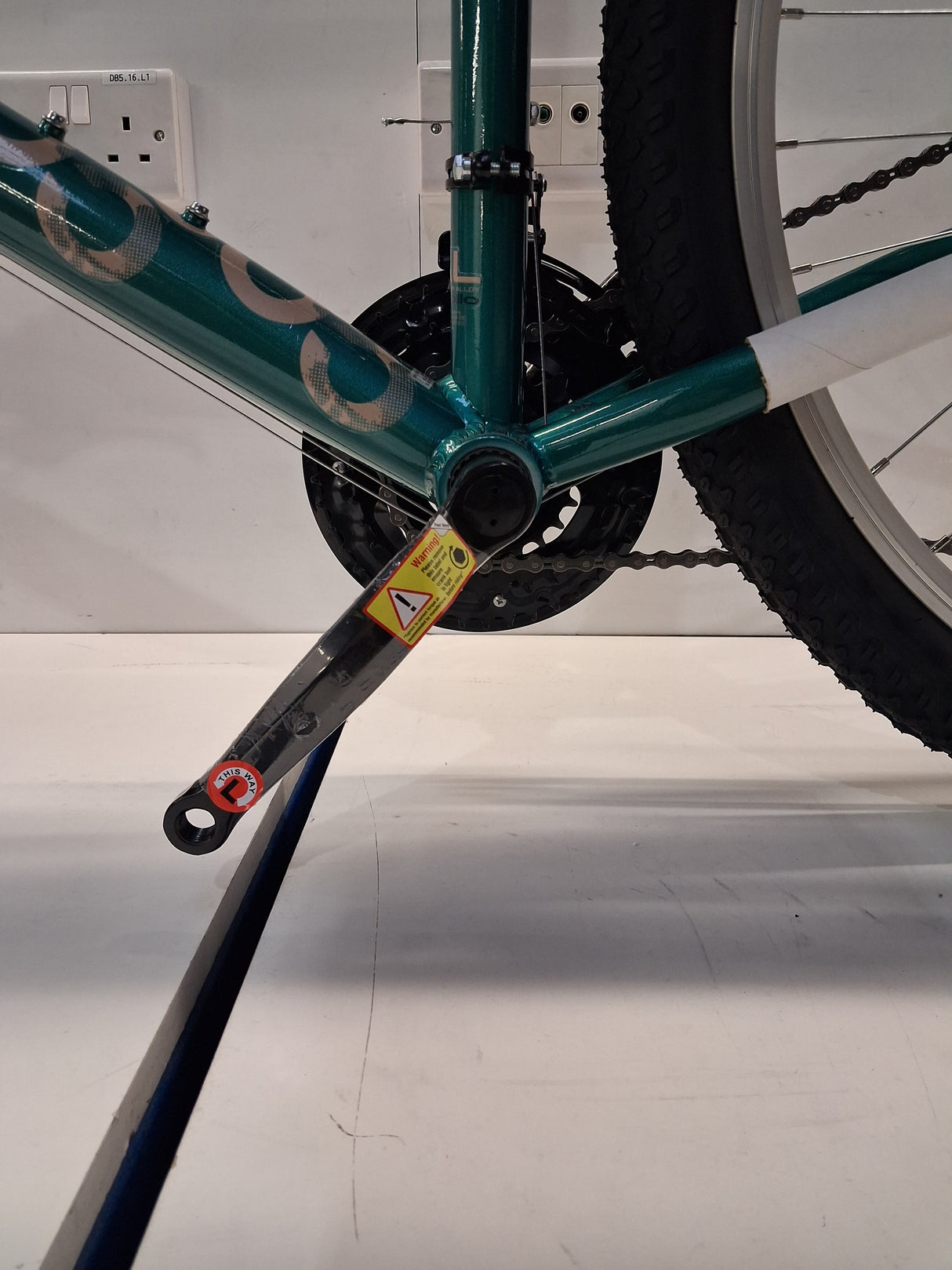 Apollo Cosmo Womens 18-Speed V-Brakes Hybrid Bike - Medium - Metallic Aqua