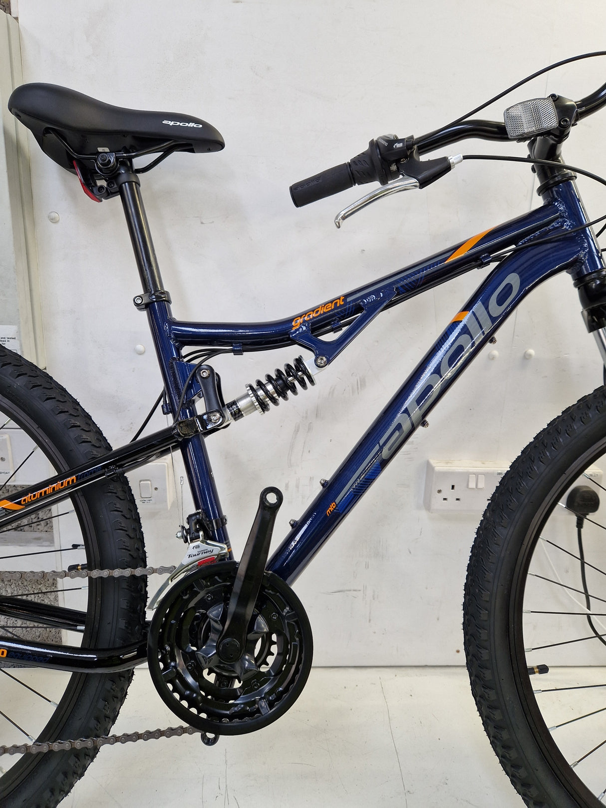 Apollo Gradient Mountain Bike 17in Medium 27.5in Disc Brake - Blue Orange