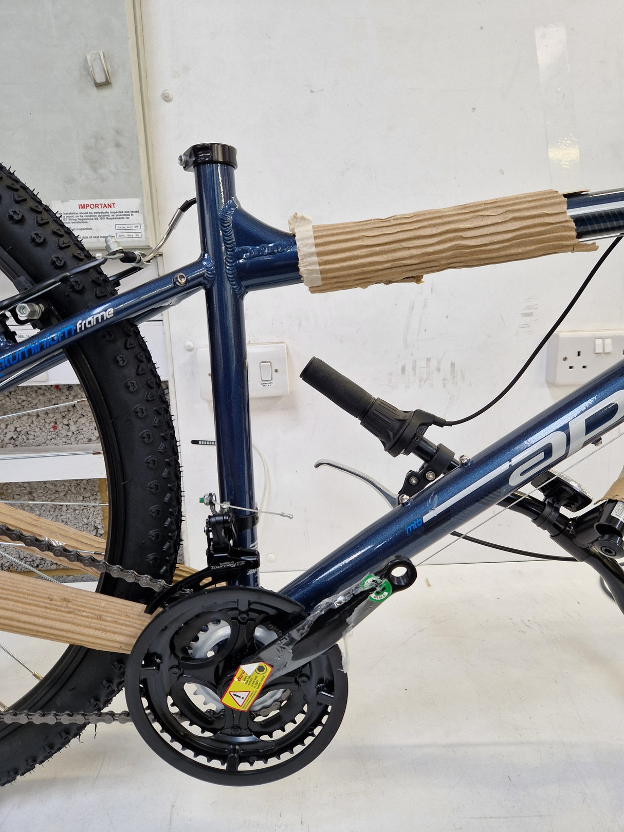 Apollo Phaze 18-Speed 27.5" Wheel Men's Mountain Bike - Medium 17" - Blue
