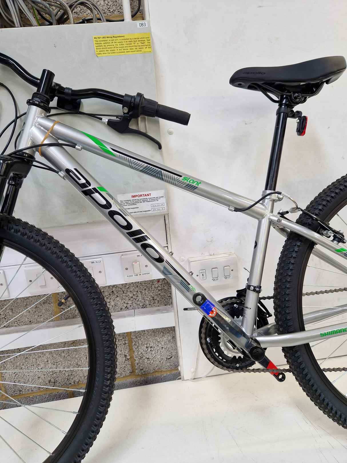 Apollo Slant 18 Speed V-Brake 27.5" Unisex Steel Mountain Bike Silver - Small