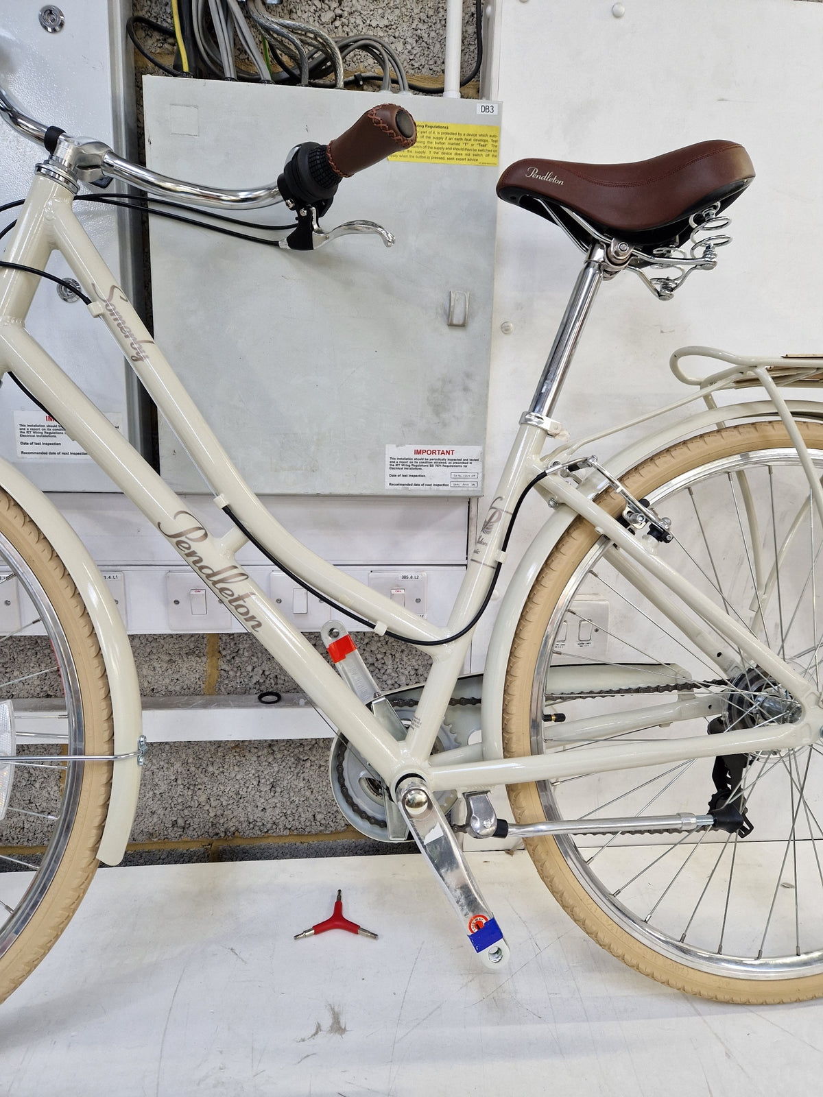 Pendleton Somerby 7-Speed 700c Women's Hybrid Bike - Bone - Small Light Grey