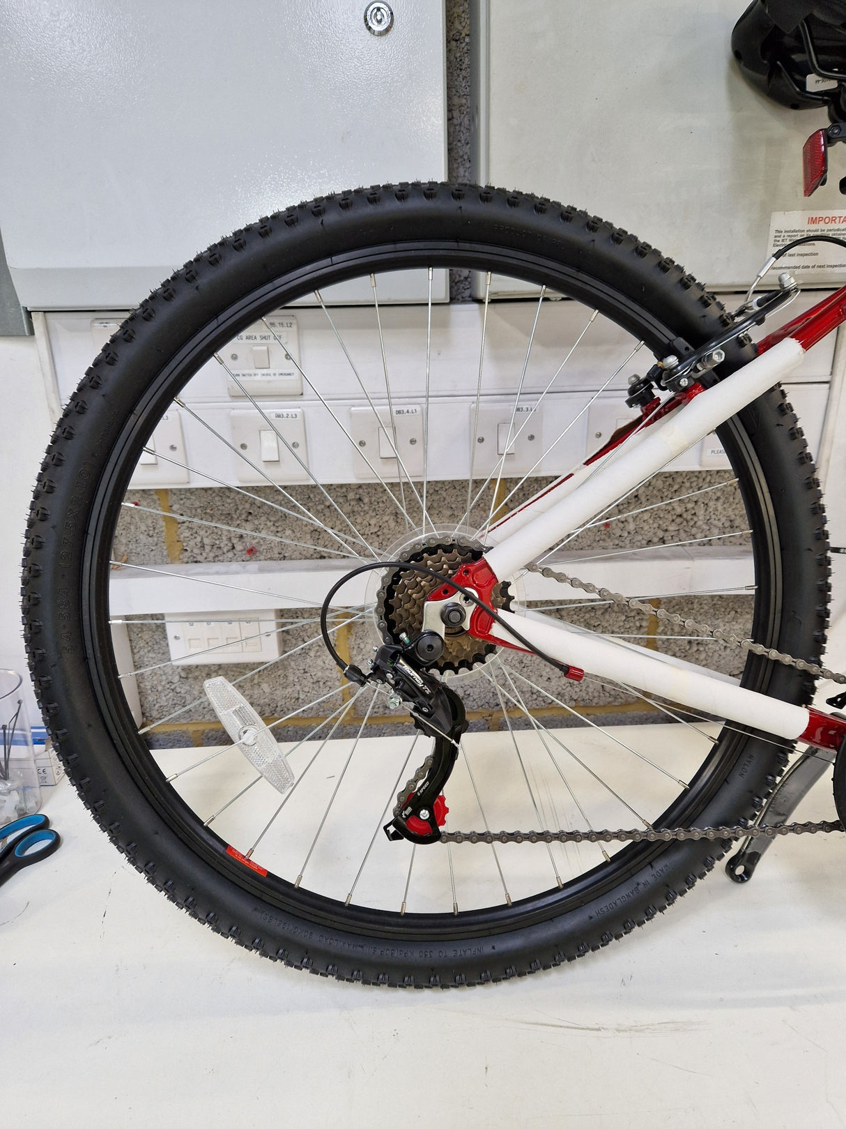 Apollo Phaze Red 18-Speed Men's Mountain Bike 27.5" Wheels - Large - 20"