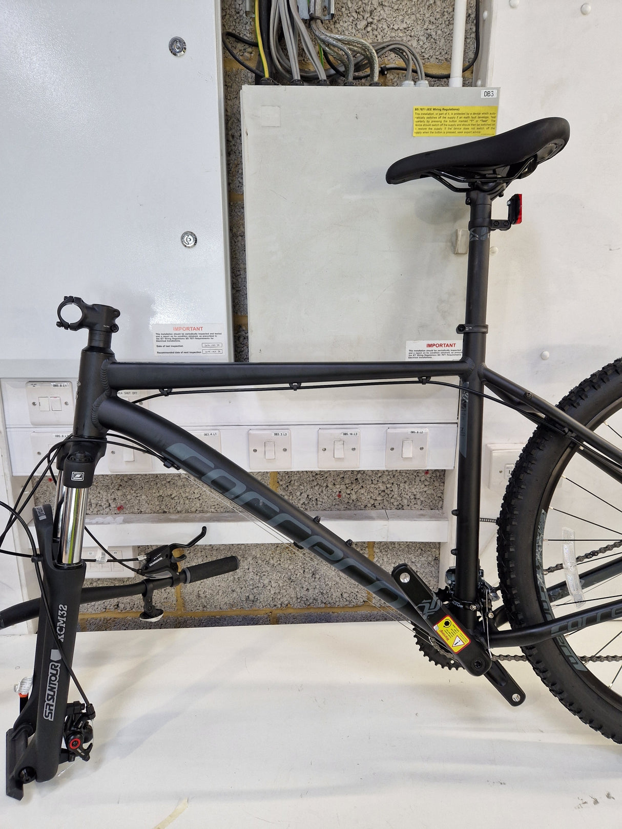Carrera Vengeance Men's 16-Speed Alloy Mountain Bike - XL 22'' Frame - Black