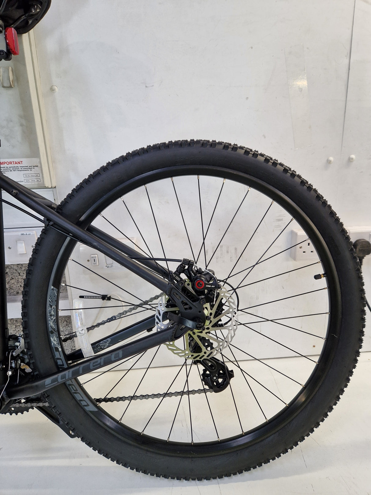Carrera Vengeance Men's 16-Speed Alloy Mountain Bike - XL 22'' Frame - Black
