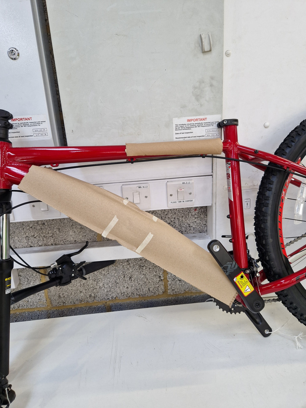 Carrera Valour Disc Men's Front Suspension 16-Spd Mountain Bike Red Size 18