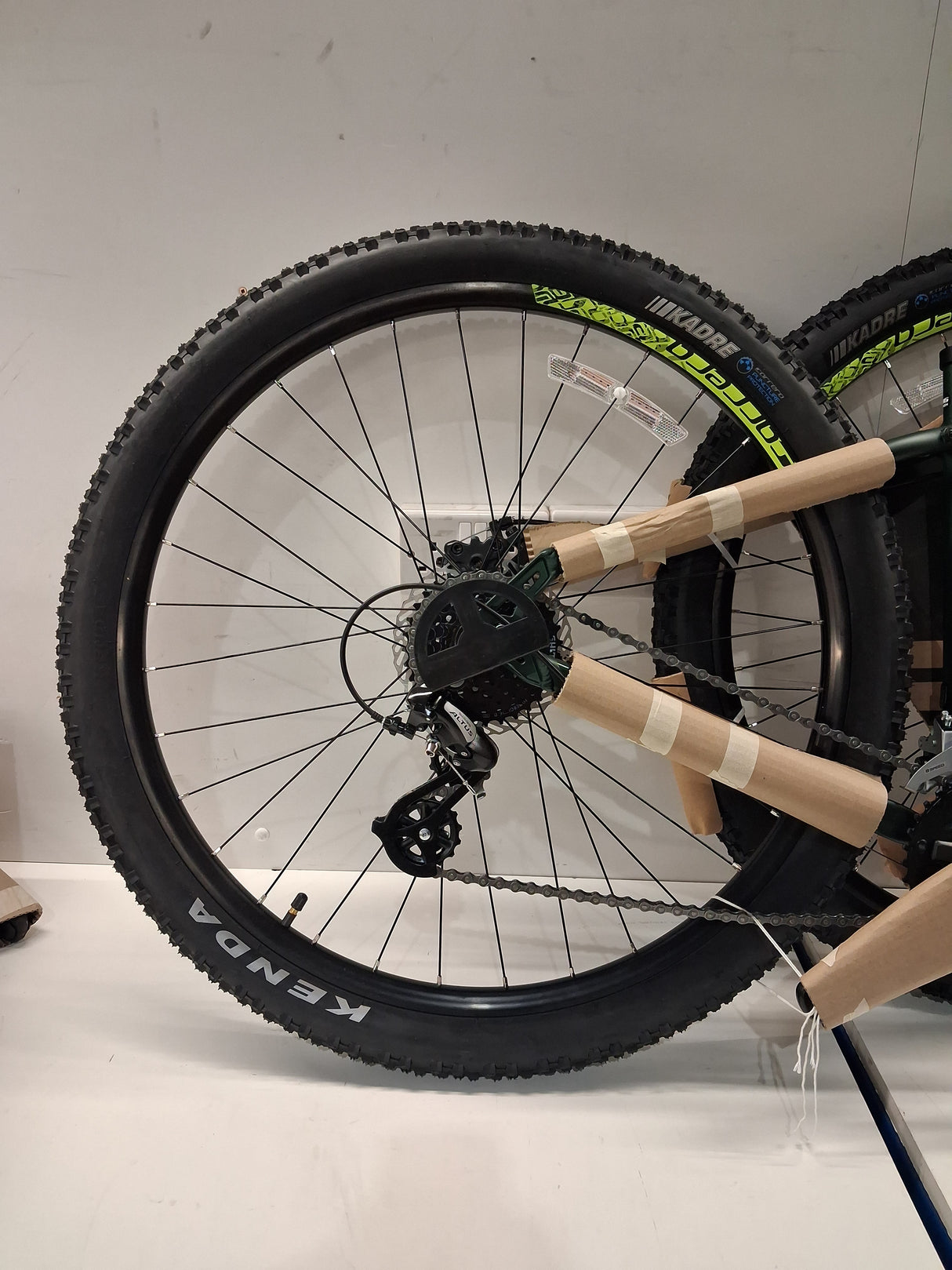 Carrera Vengeance Mens 16-Speed Disc Brake Mountain Bike - Green - Small