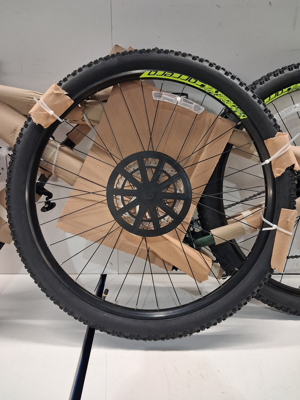 Carrera Vengeance Mens 16-Speed Disc Brake Mountain Bike - Green - Small