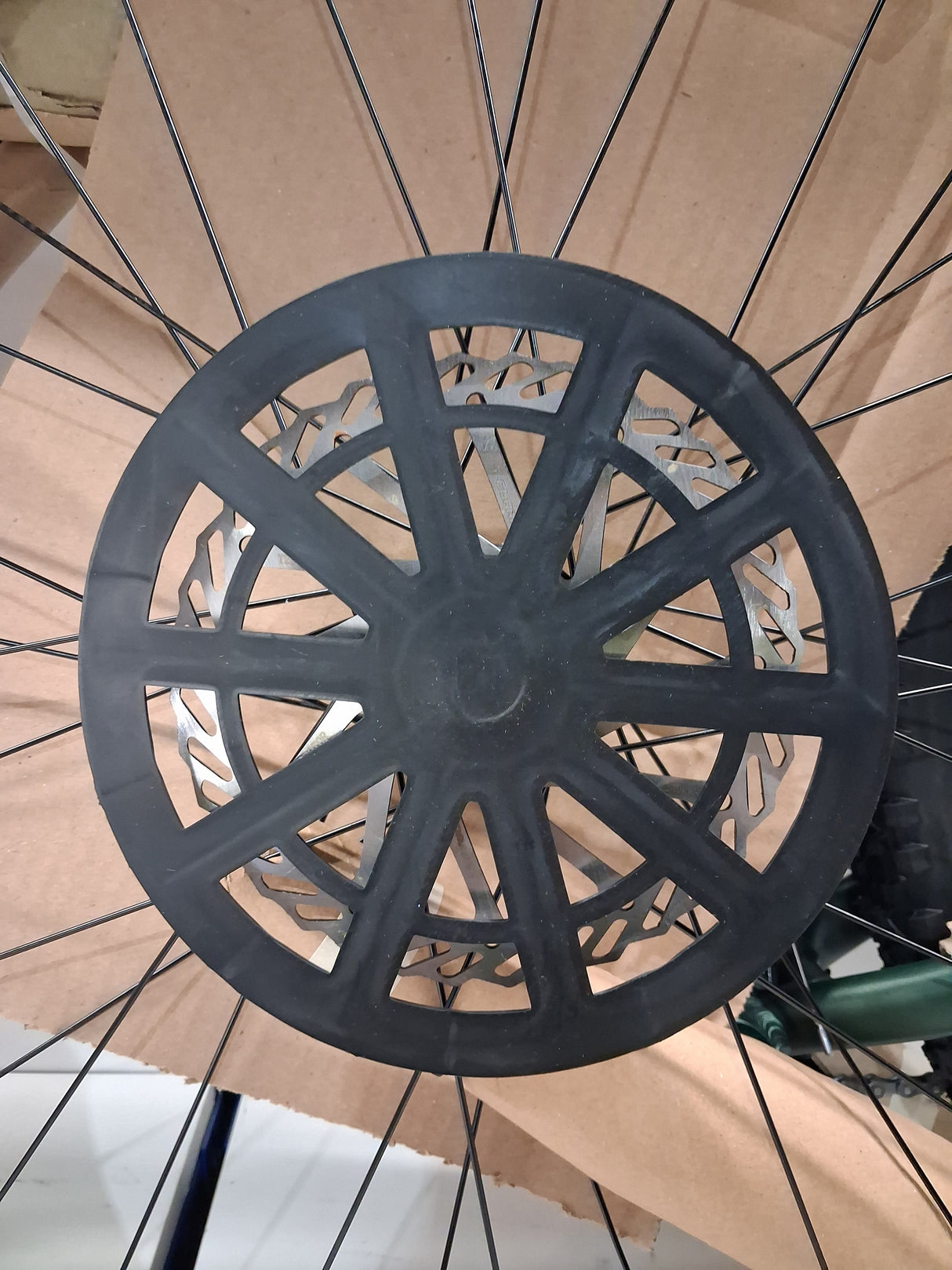 Carrera Vengeance Mens 16-Speed Disc Brake Mountain Bike - Green - Small