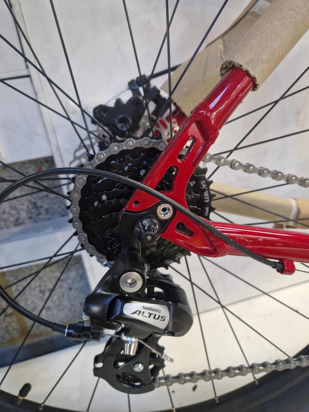 Carrera Valour Disc Men's 16-Speed Mountain Bike - Red - X-Large 22'' Frame