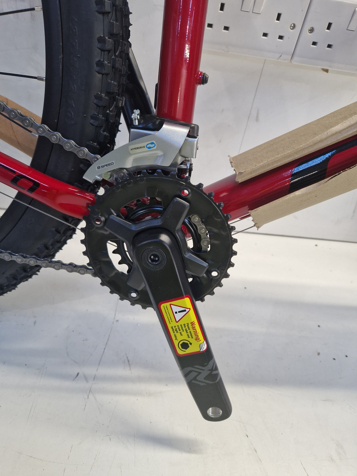 Carrera Valour Disc Men's 16-Speed Mountain Bike - Red - X-Large 22'' Frame