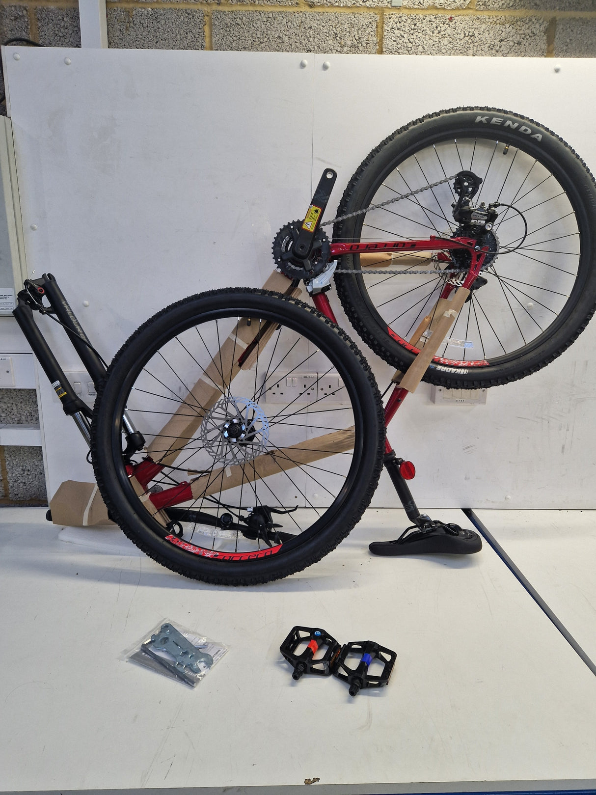 Carrera Valour Disc Men's 16-Speed Mountain Bike - Red - X-Large 22'' Frame