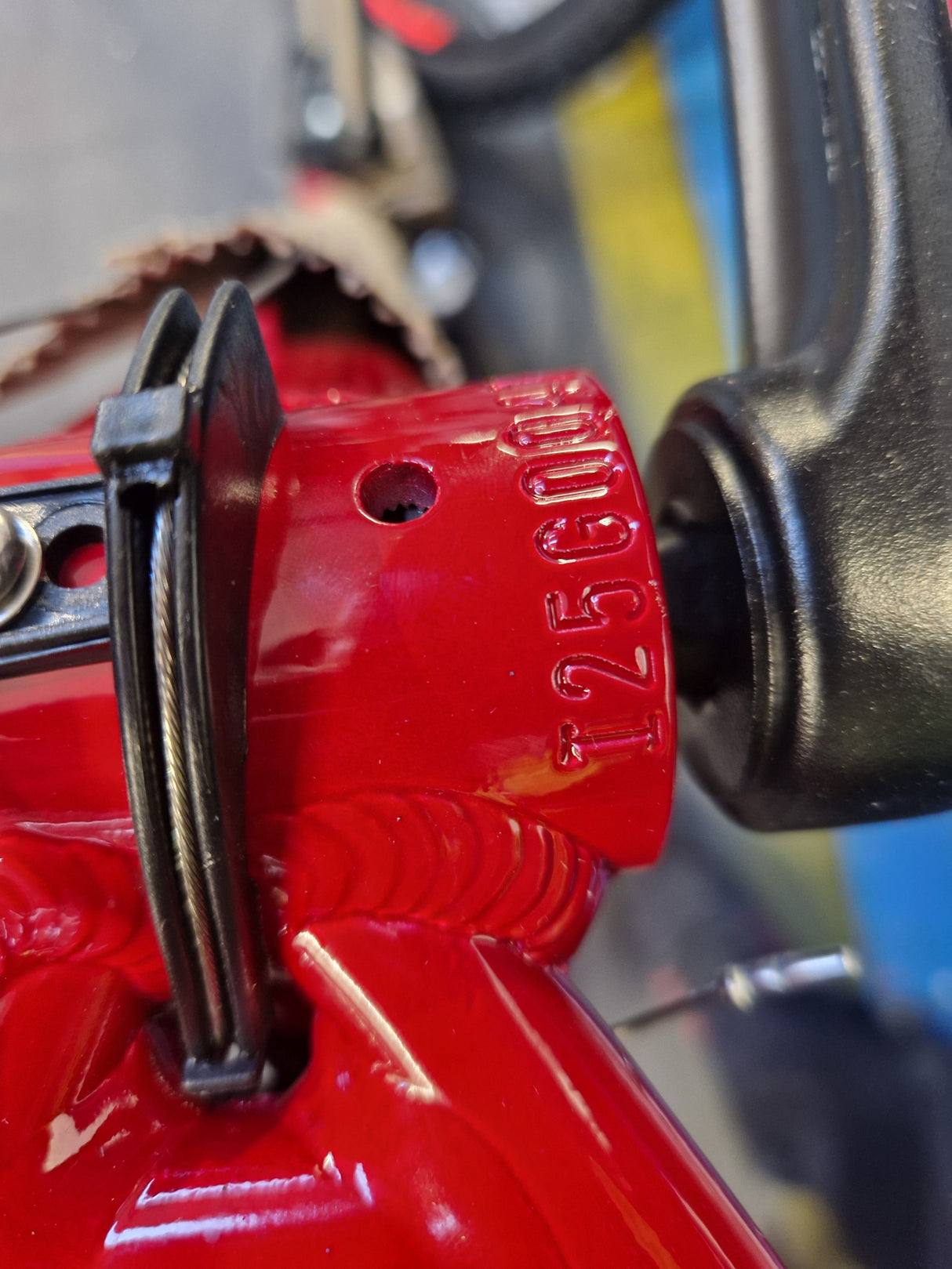 Carrera Valour Disc Men's 16-Speed Mountain Bike - Red - X-Large 22'' Frame