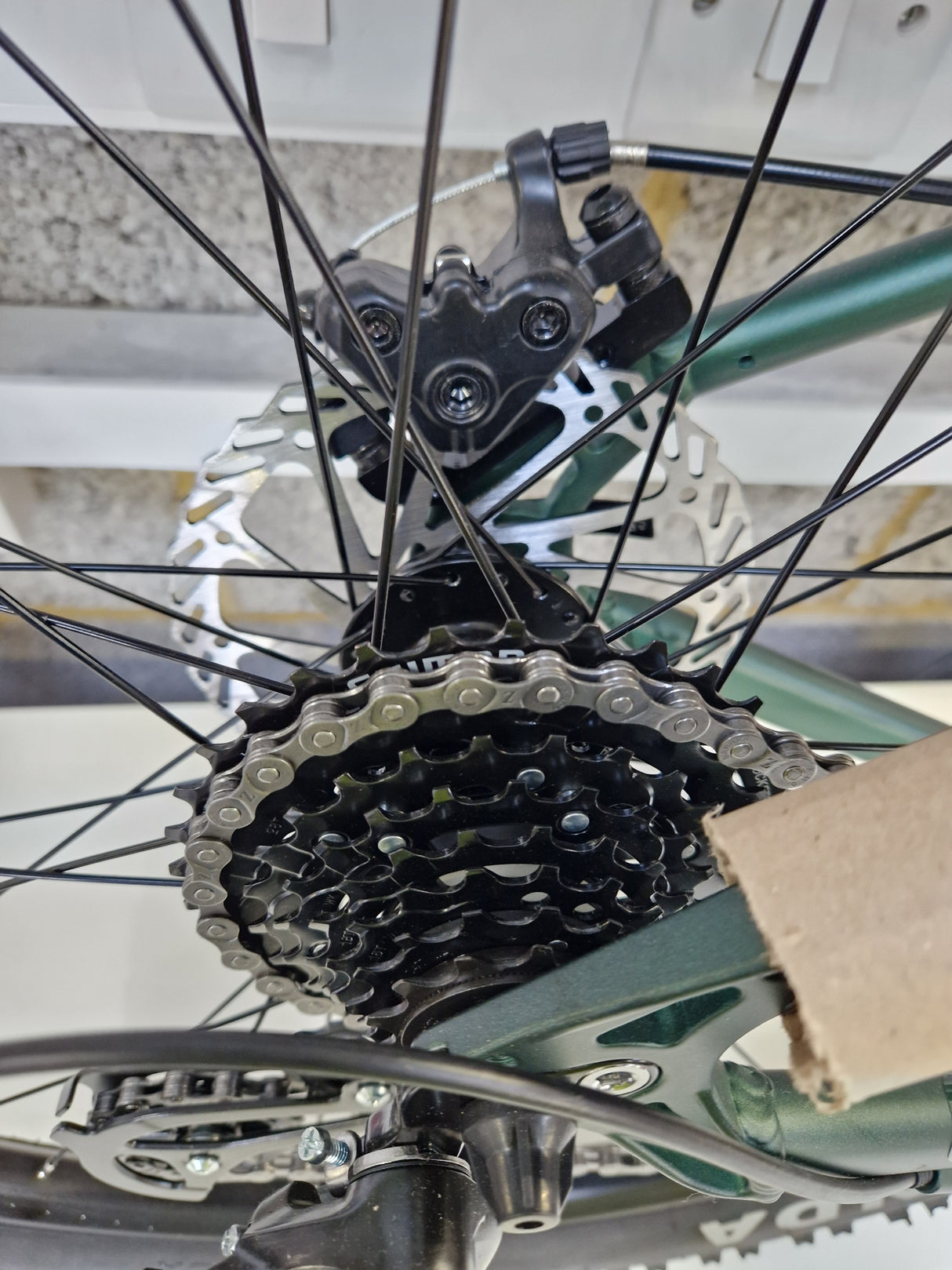 Carrera Vengeance Men's 16 Speed Medium 18'' Alloy Mountain Bike - Green