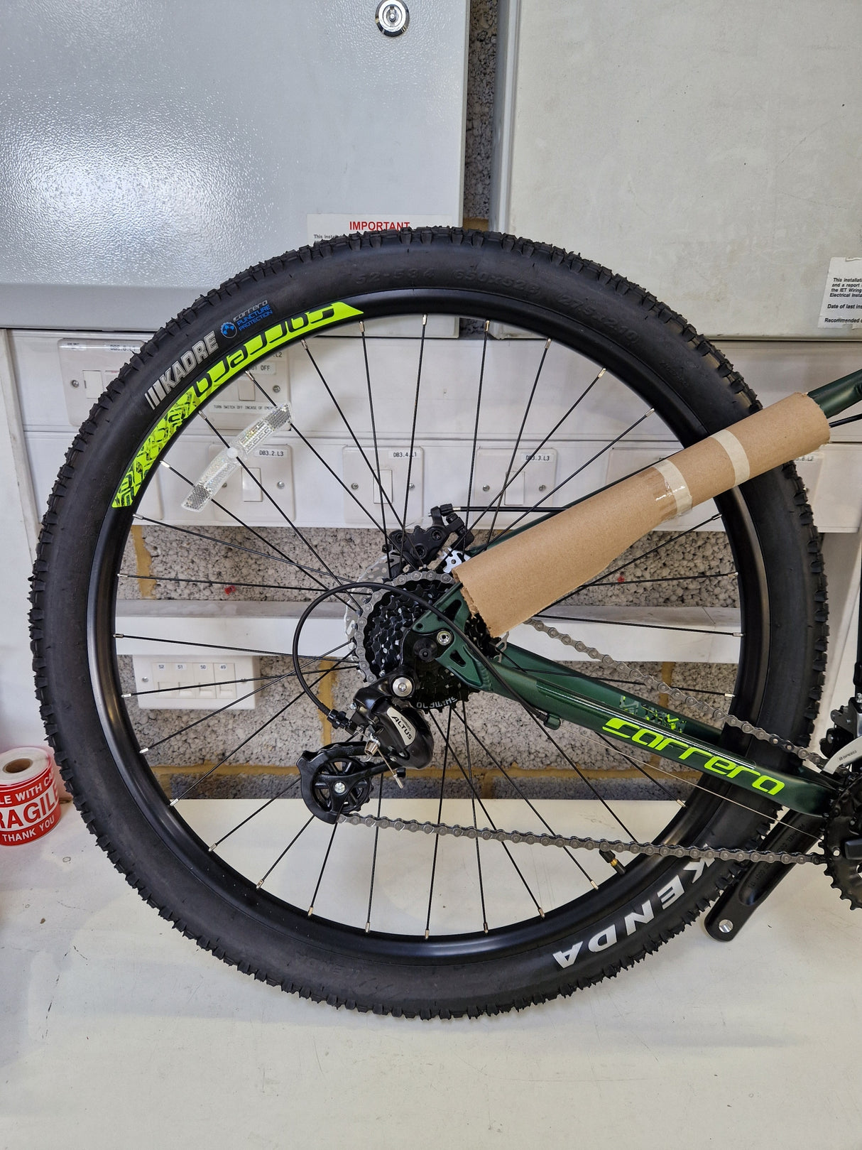 Carrera Vengeance Men's 16 Speed Medium 18'' Alloy Mountain Bike - Green