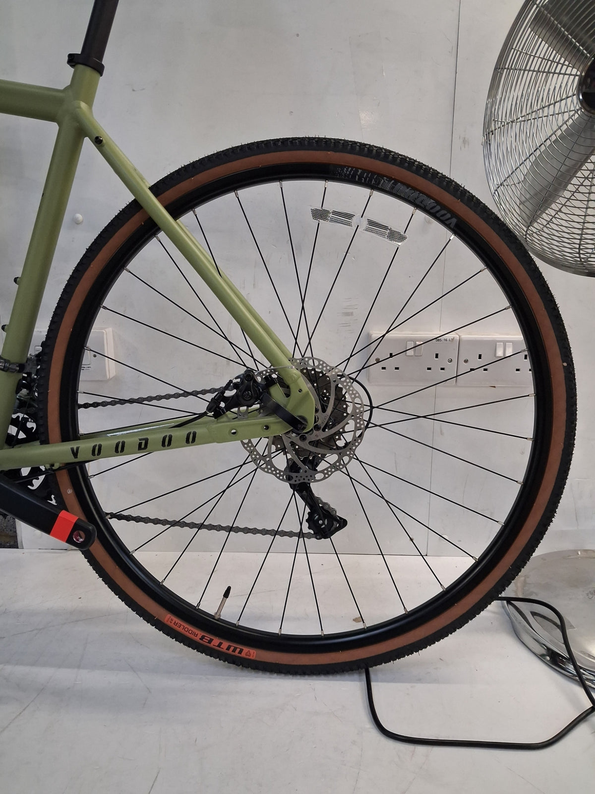 Voodoo Limba Unisex 16-Speed Disc Brake Adult Adventure Bike - Large - Beige