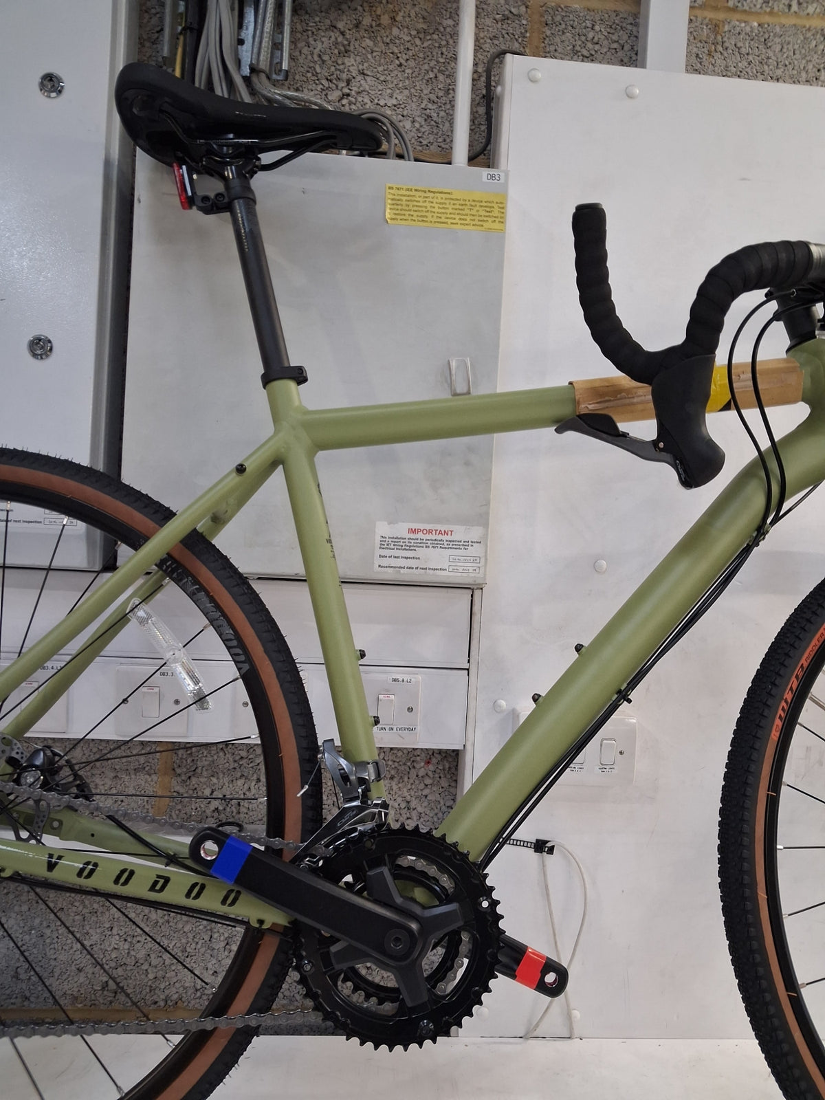 Voodoo Limba Unisex 16-Speed Disc Brake Adult Adventure Bike - Large - Beige