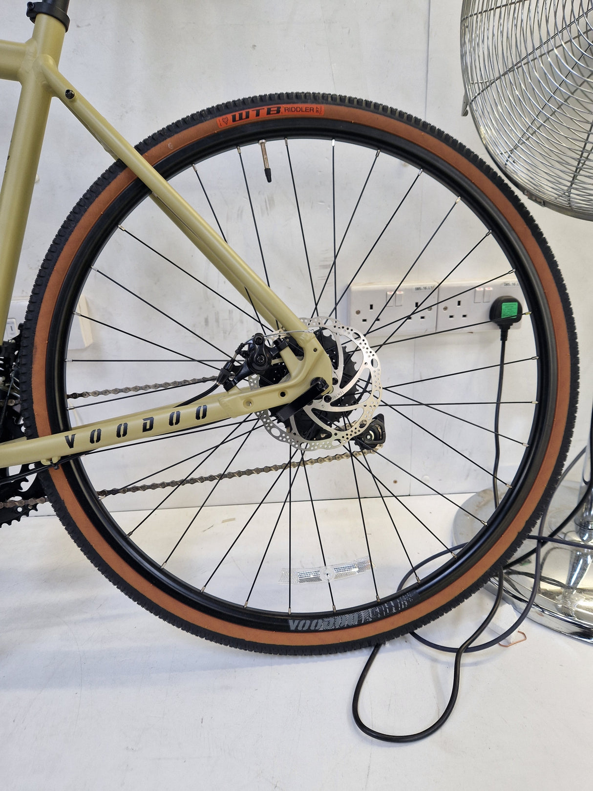 Voodoo Nakisi Unisex 18-Speed Disc Brake Adventure Bike - Large - Beige
