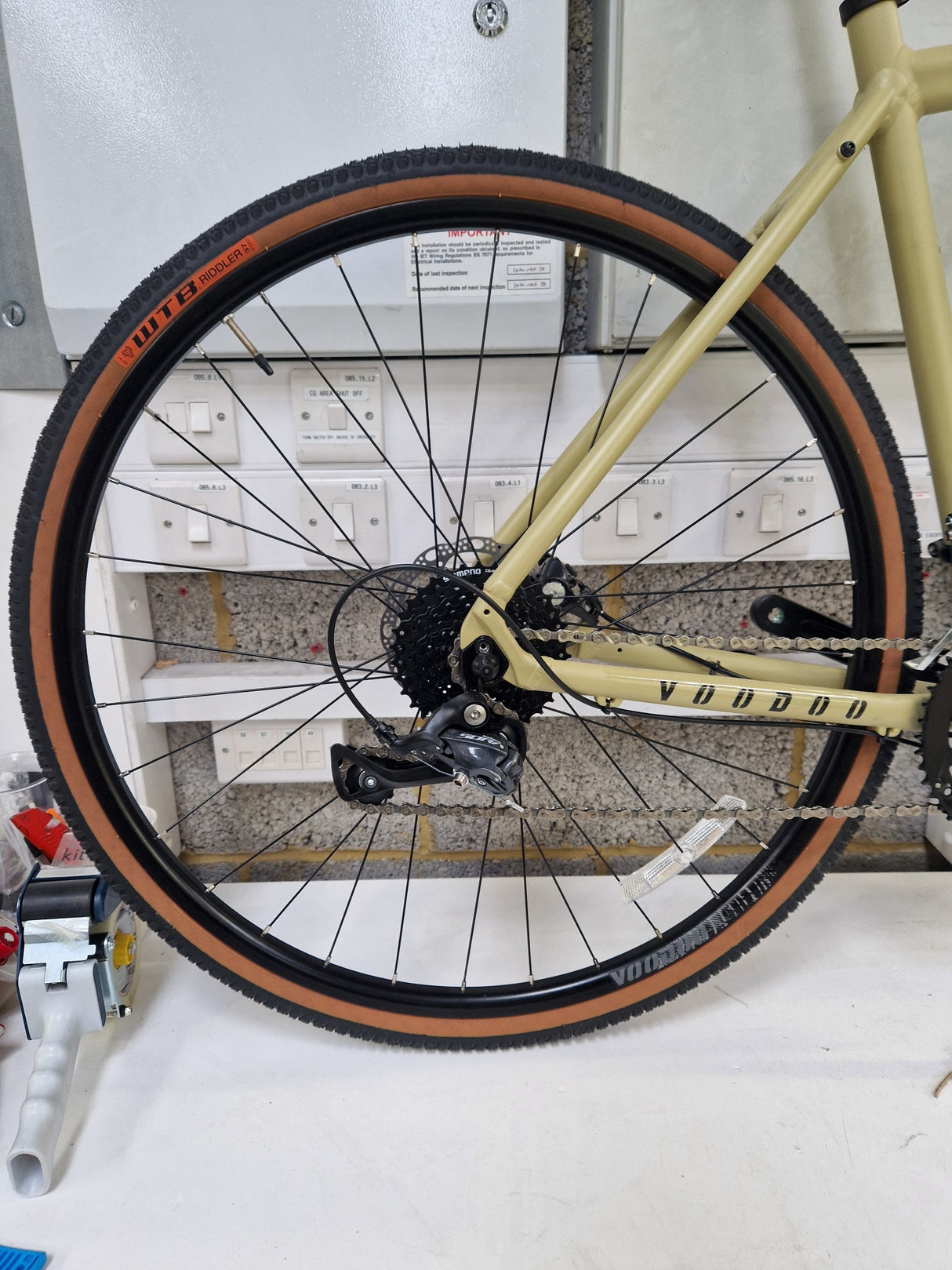 Voodoo Nakisi Unisex 18-Speed Disc Brake Adventure Bike - Large - Beige