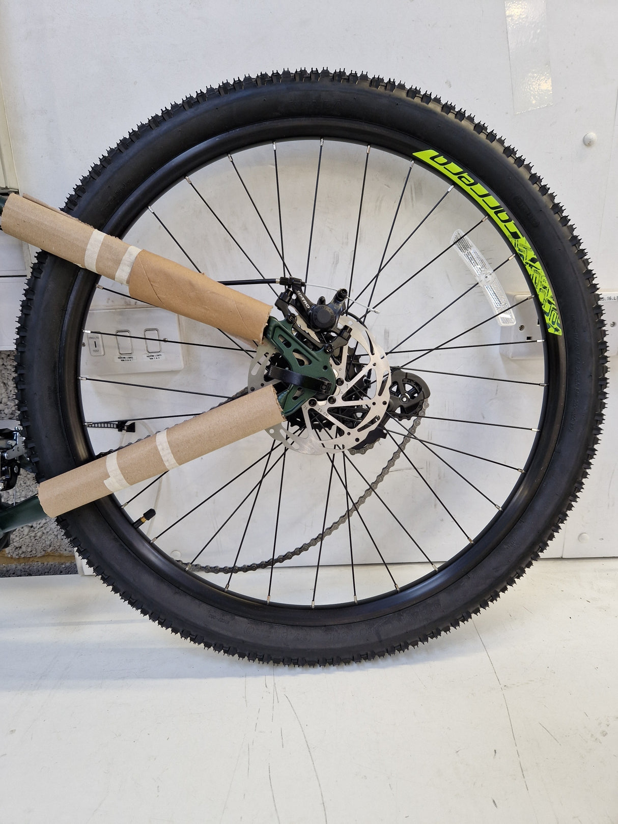 Carrera Vengeance Men's 16 Speed Medium 18'' Alloy Mountain Bike - Green