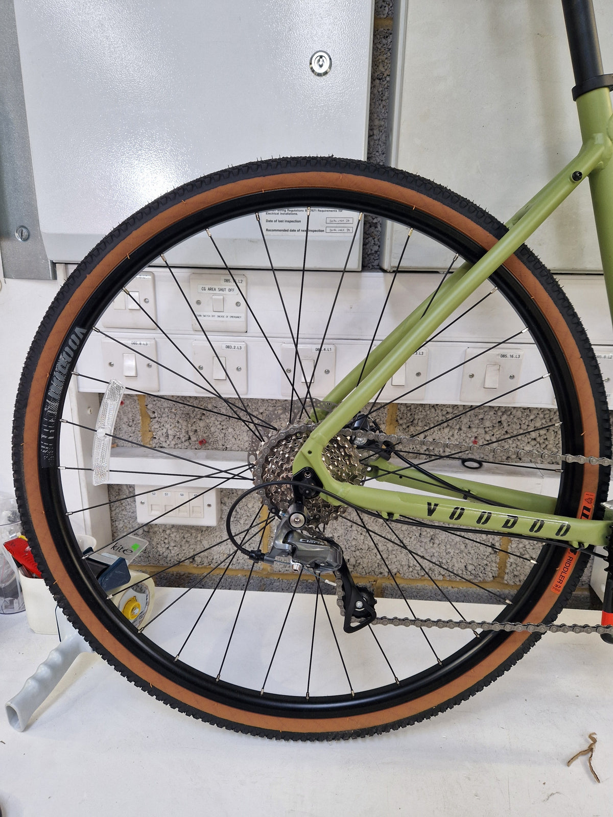 Voodoo Limba 27.5in-Wheel 16-Speed Unisex Adventure Bike Medium Olive/Green