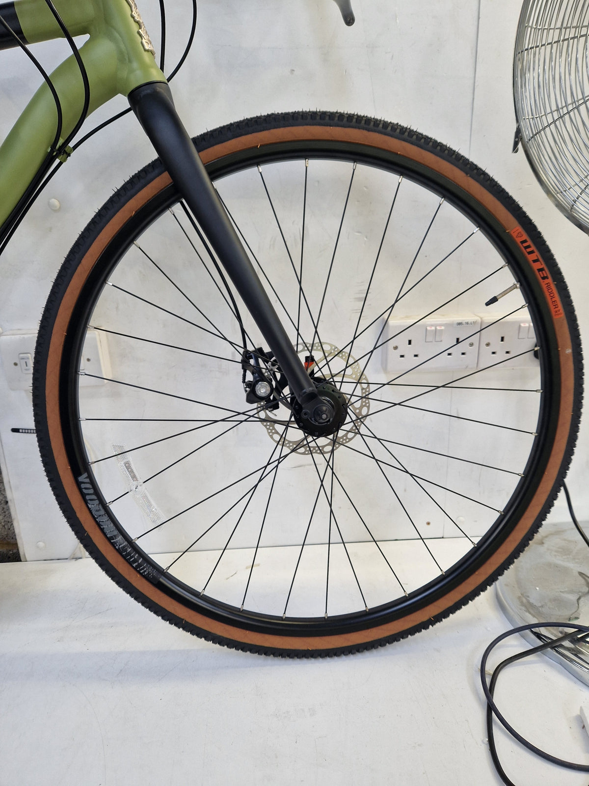 Voodoo Limba 27.5in-Wheel 16-Speed Unisex Adventure Bike Medium Olive/Green