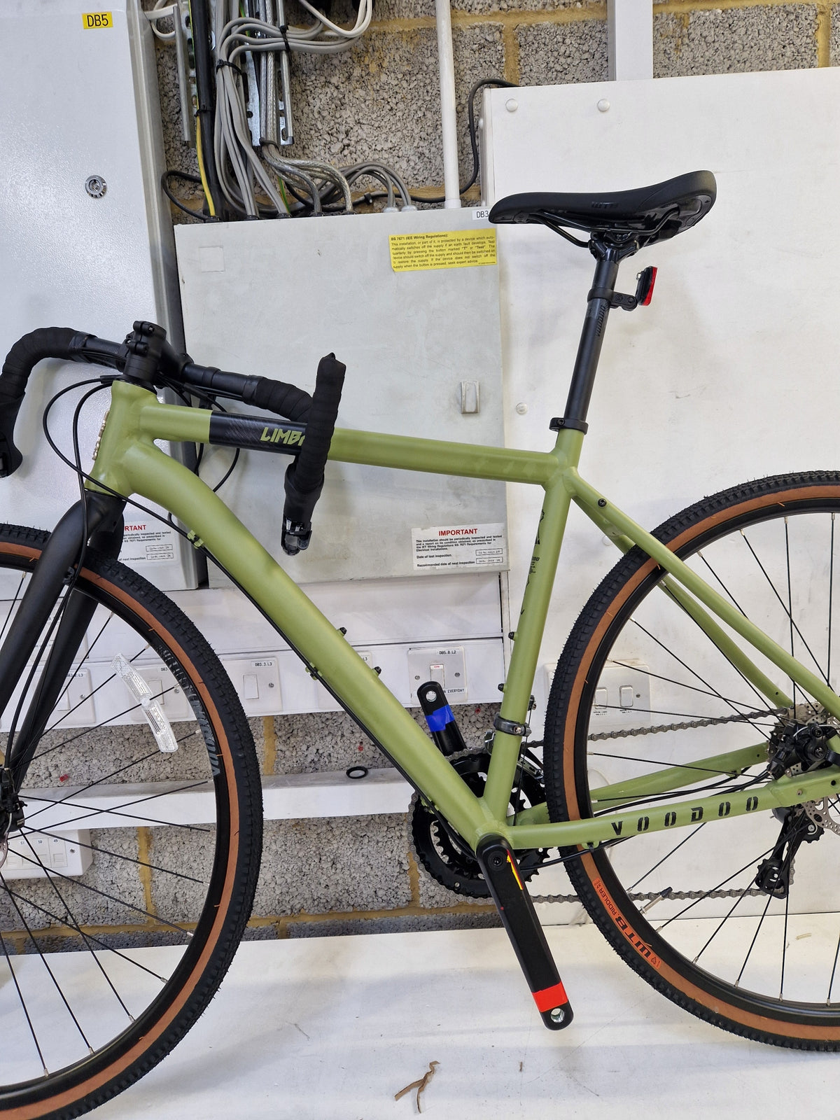 Voodoo Limba 27.5in-Wheel 16-Speed Unisex Adventure Bike Medium Olive/Green
