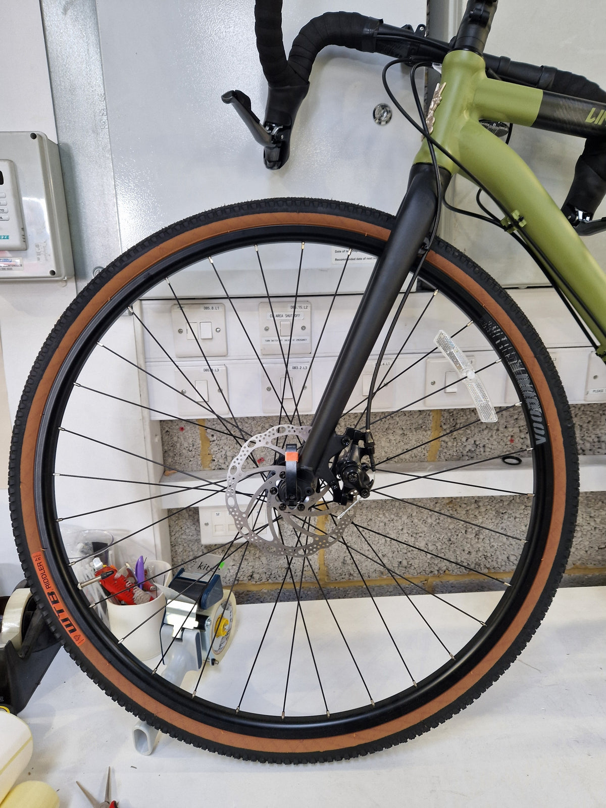 Voodoo Limba 27.5in-Wheel 16-Speed Unisex Adventure Bike Medium Olive/Green