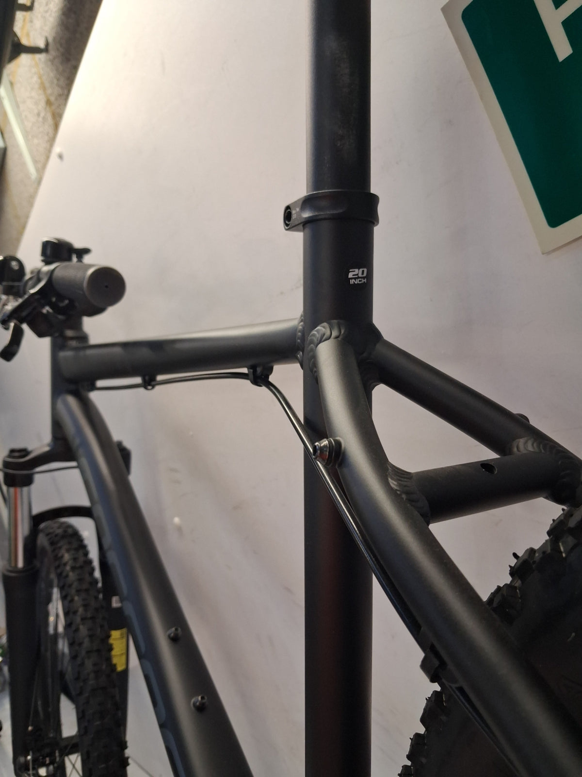 Carrera Vengeance Men's 16 Speed Mountain Bike - Large 20'' Frame - Black