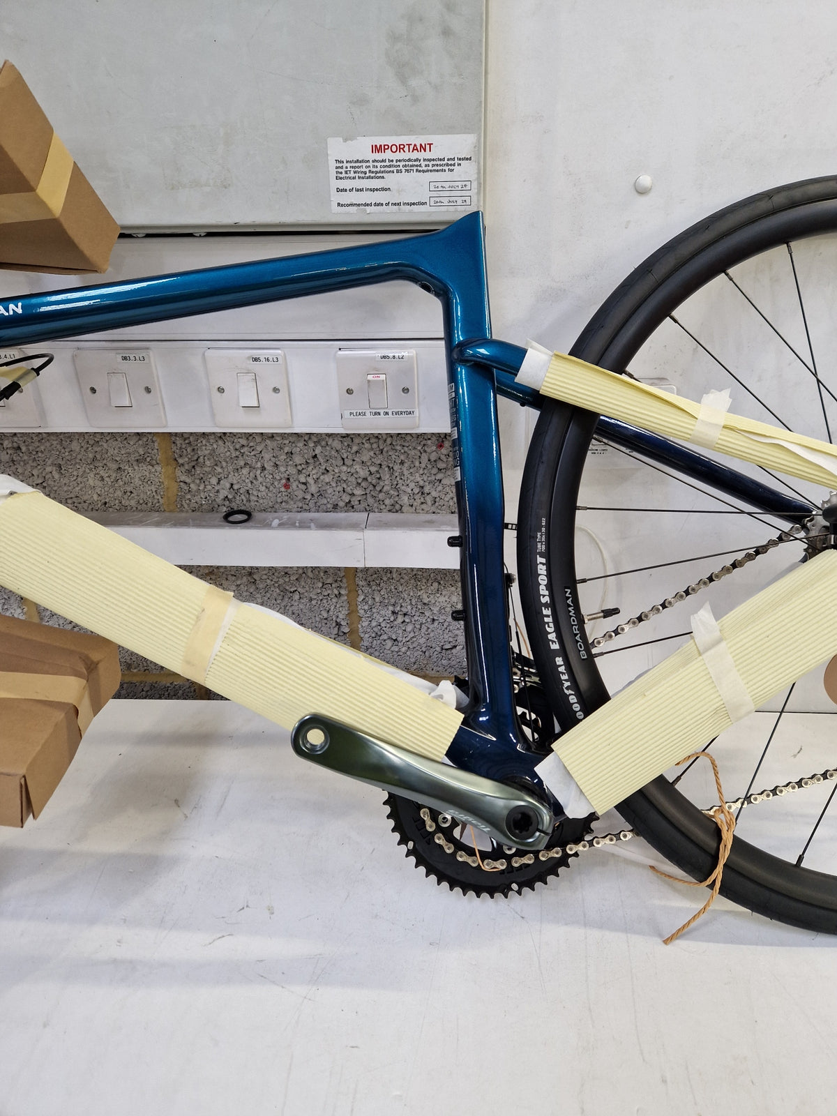 Boardman SLR 8.9 Unisex 10-Speed Disc Brake Carbon Road Bike - Medium - Blue