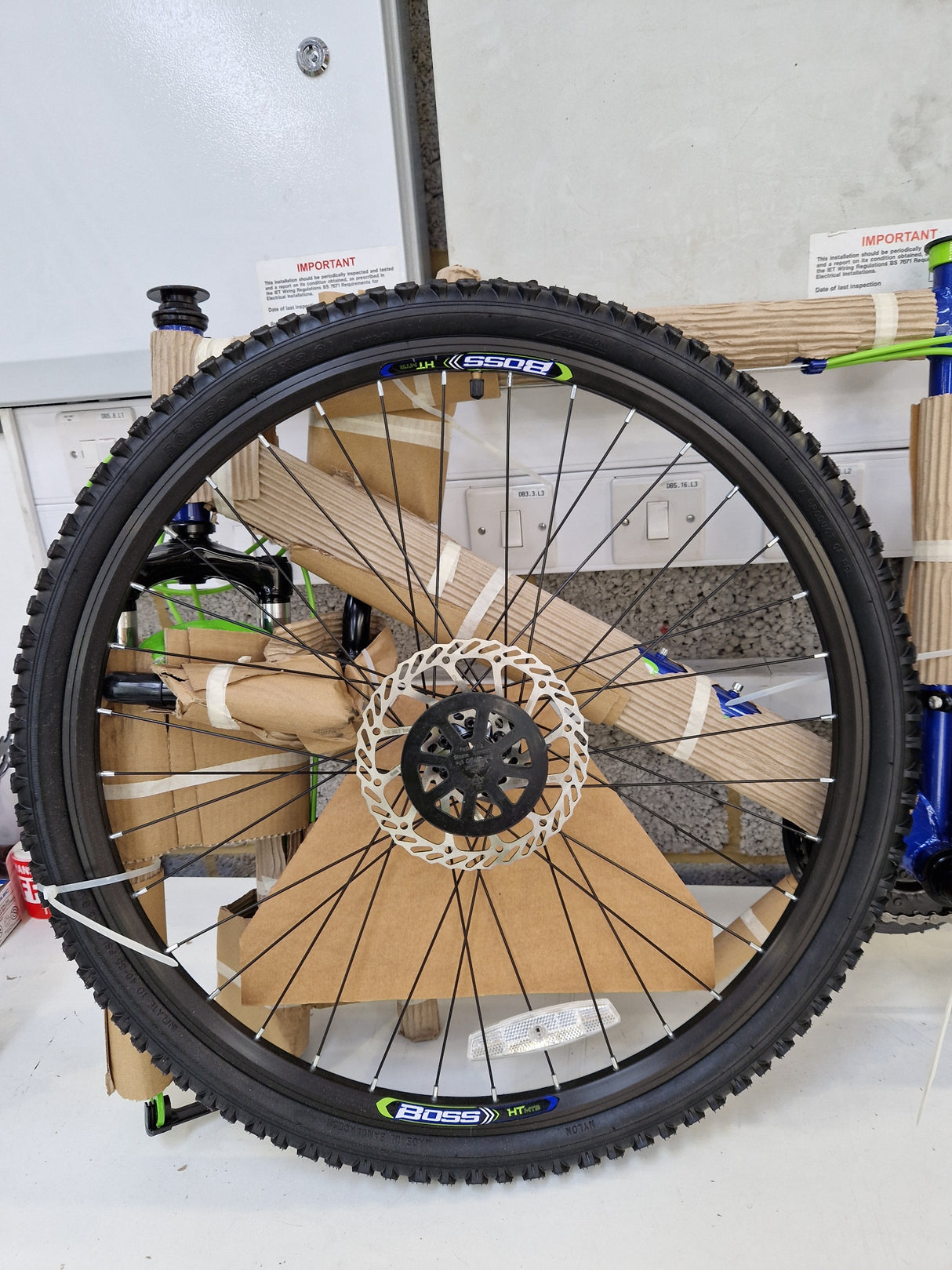 Boss Vortex Mountain Bike 26" Wheels 18 Speed Disc Brakes Mens Blue Medium