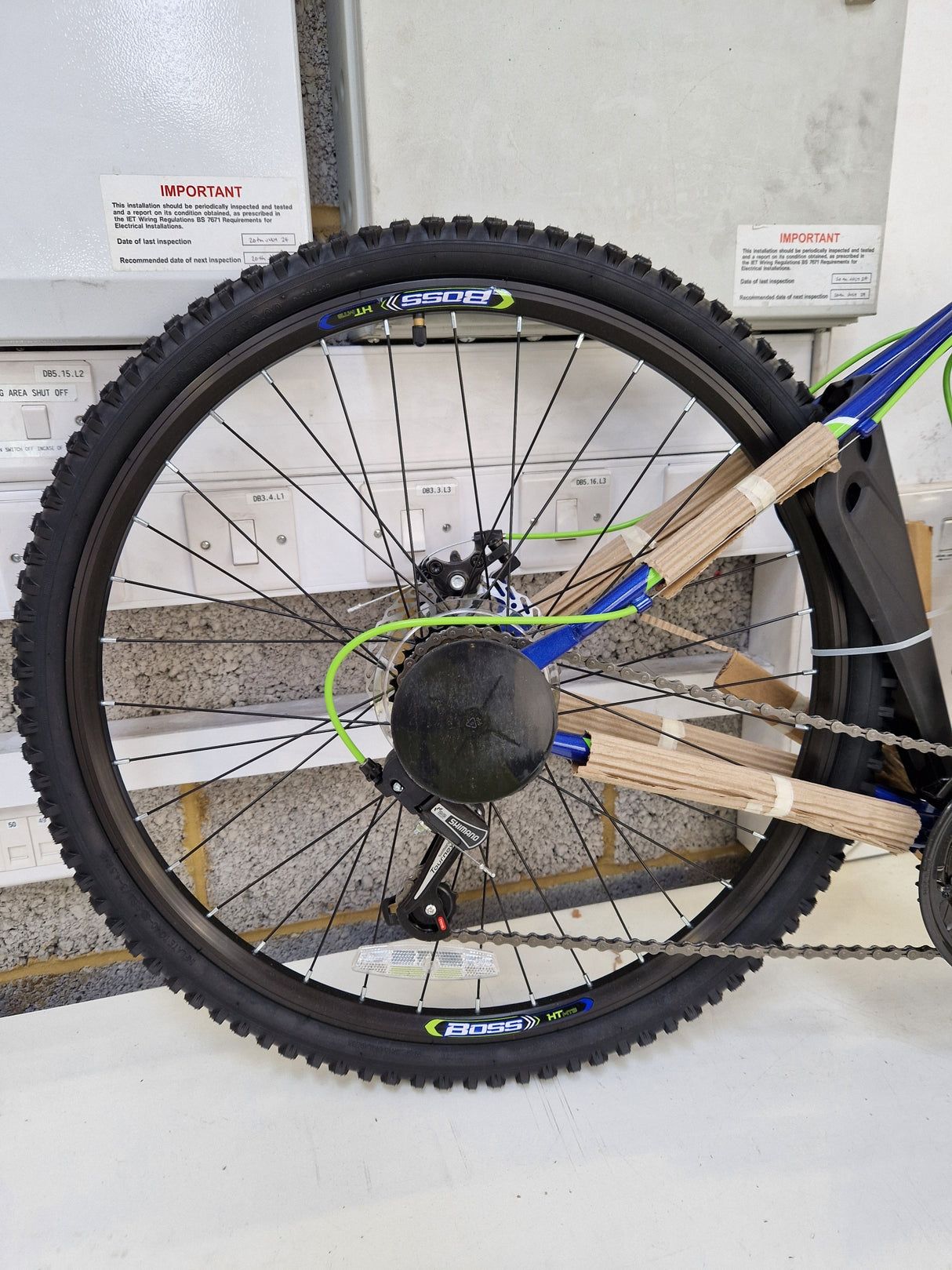 Boss Vortex Mountain Bike 26" Wheels 18 Speed Disc Brakes Mens Blue Medium