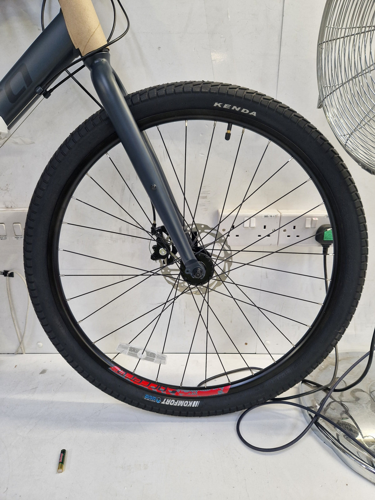 Carrera Subway 1 22in-Frame 27.5in 16-Speed Men's Hybrid Bike - XL Dark Grey